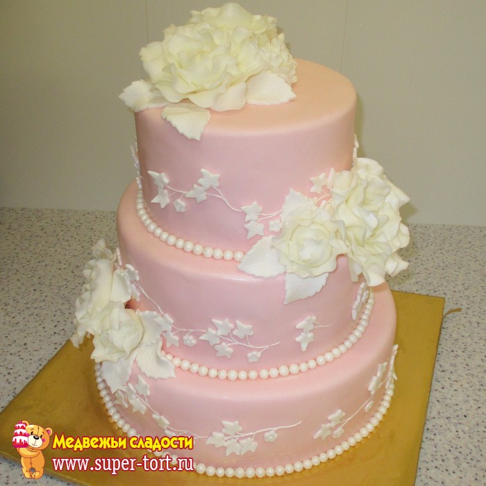 Свадебный розовый торт с белыми пионами и орнаментом